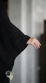 جزئیات نگین اتریشی مشکی طرح خطی روی چادر حجاب الزینب